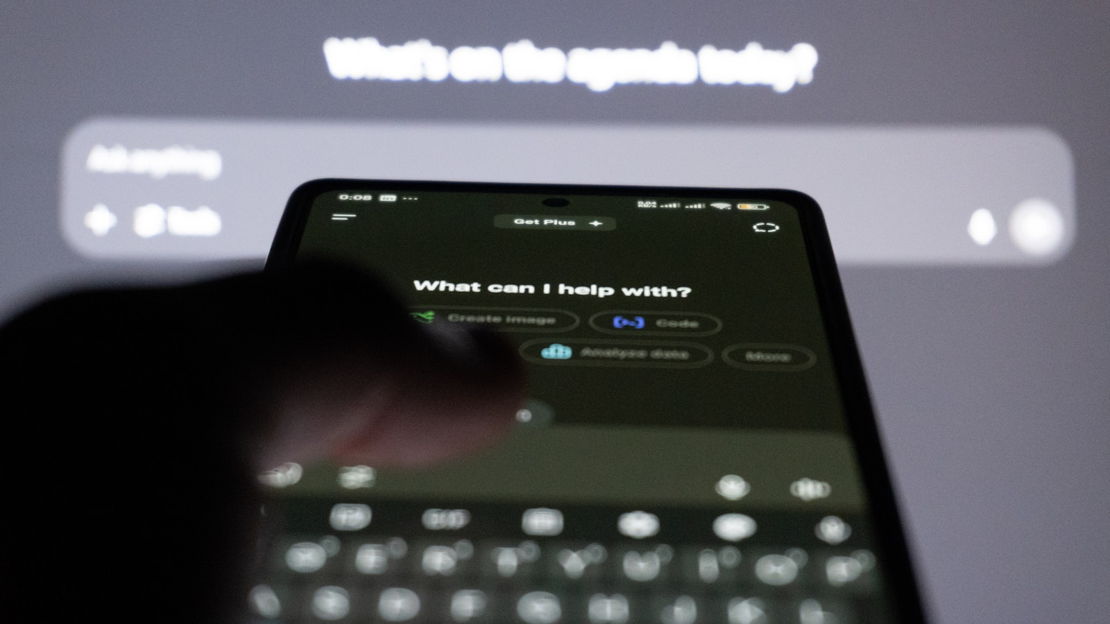 Persona escribiendo en un smartphone con una interfaz de chatbot de IA, que representa la automatización de mensajería con huéspedes de un restaurante